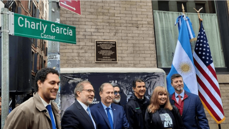 Charly García ya tiene su esquina en Nueva York. Mirá el video