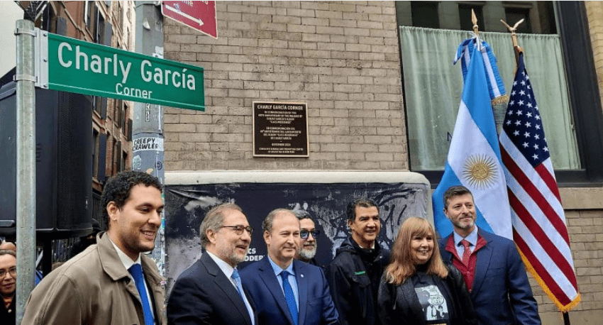 Charly García ya tiene su esquina en Nueva York. Mirá el video