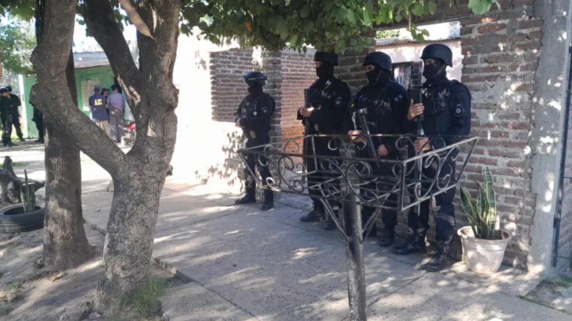 la AIC junto al Grupo de Operaciones Tácticas y la CGI allanaron varios domicilios en Avellaneda