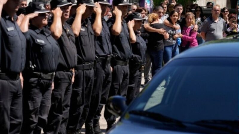 Dolor y bronca en el último adiós al policía asesinado en el Hospital Provincial