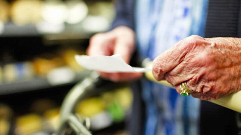 Gobierno evalúa pagar un bono de $55.000 a jubilados y pensionados ¿Cuándo lo pagan?