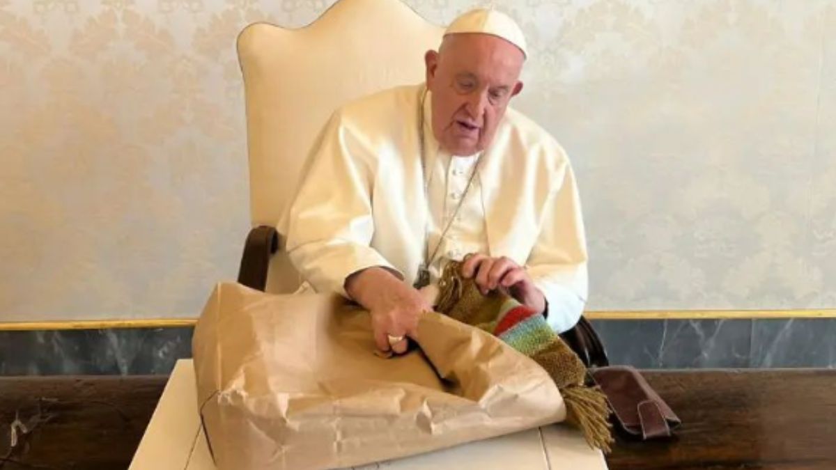 Fortín Olmos: el Papa Francisco recibió un poncho fabricado por tejedoras artesanales