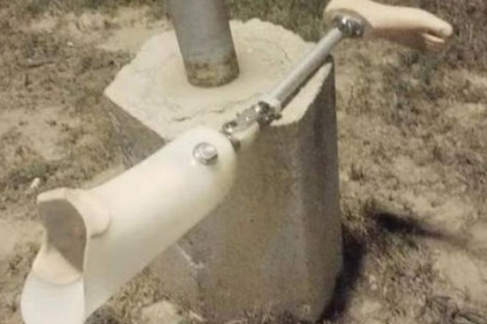 Se emborrachó, perdió la pierna ortopédica y la encontró en una plaza