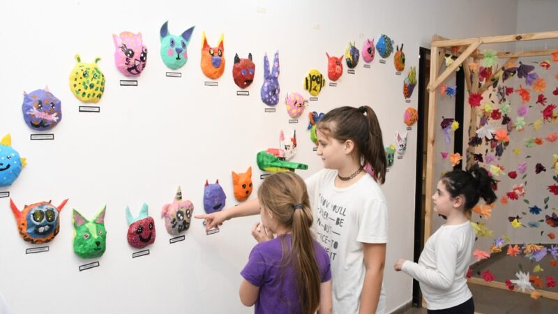 Kairos II: Visite la muestra de cerámica y artes plásticas en la Sala municipal