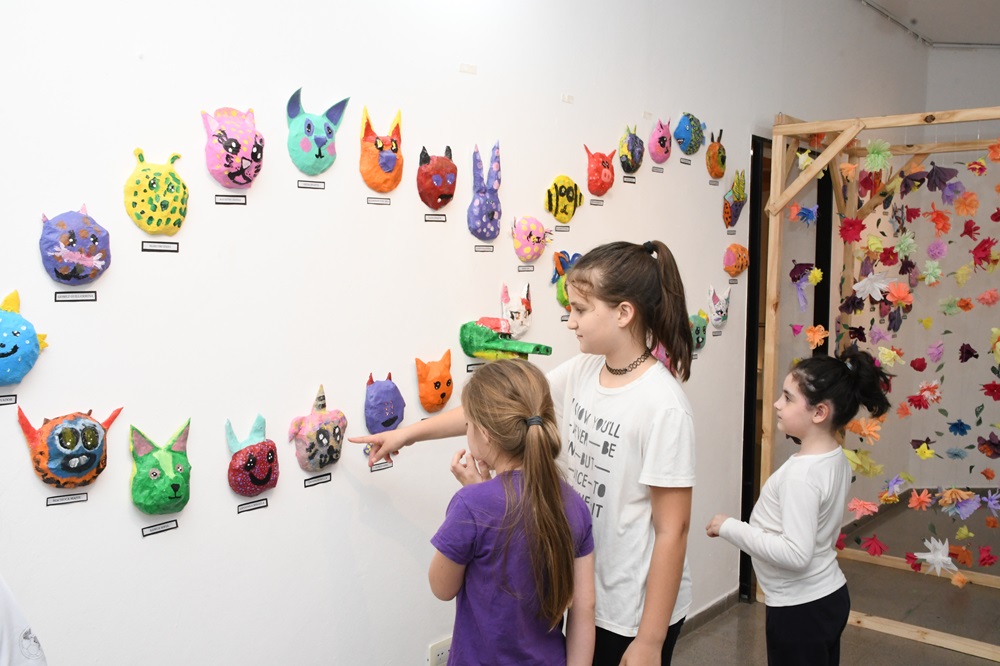 Kairos II: Visite la muestra de cerámica y artes plásticas en la Sala municipal