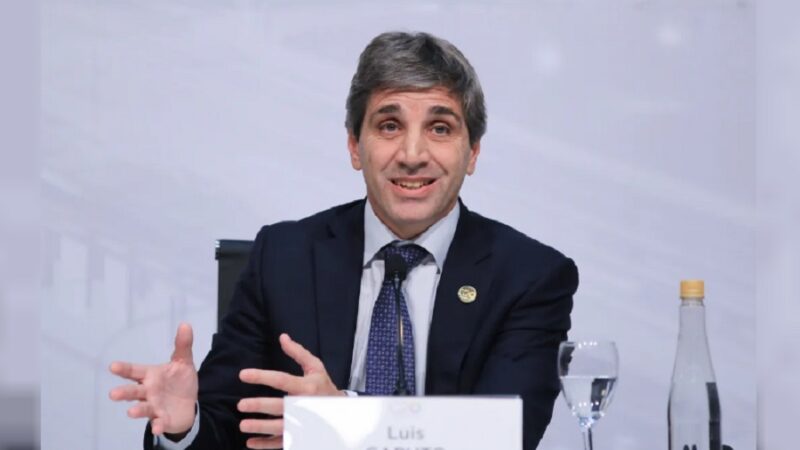 Caputo anunció un plan para estimular el uso de dólares