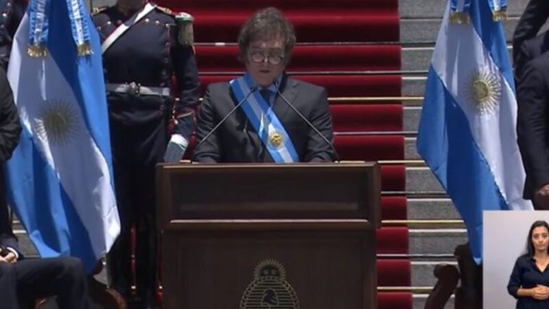 «Pongámonos de pie y volvamos a hacer grande a la Argentina»