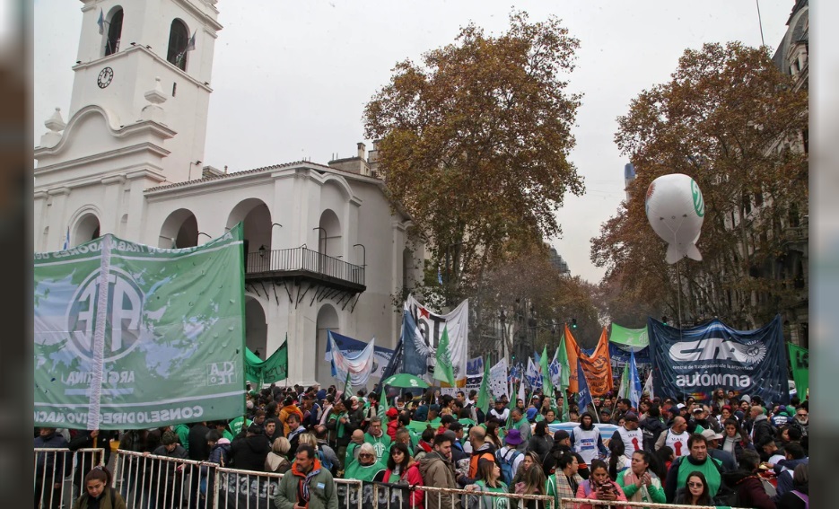 Capital Humano habilita la línea 134 para «denunciar intermediarios en planes sociales»