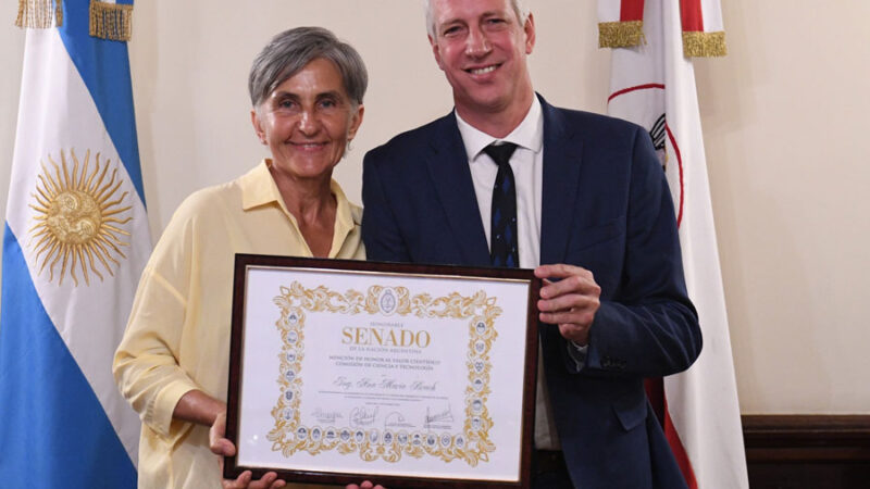 Scarpín entregó mención de honor al valor científico a Ana María Brach