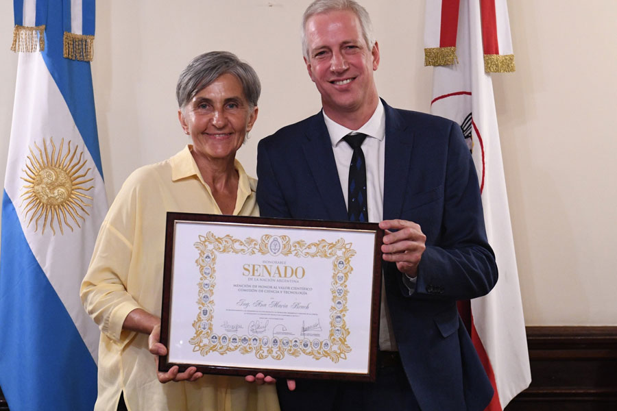 Scarpín entregó mención de honor al valor científico a Ana María Brach