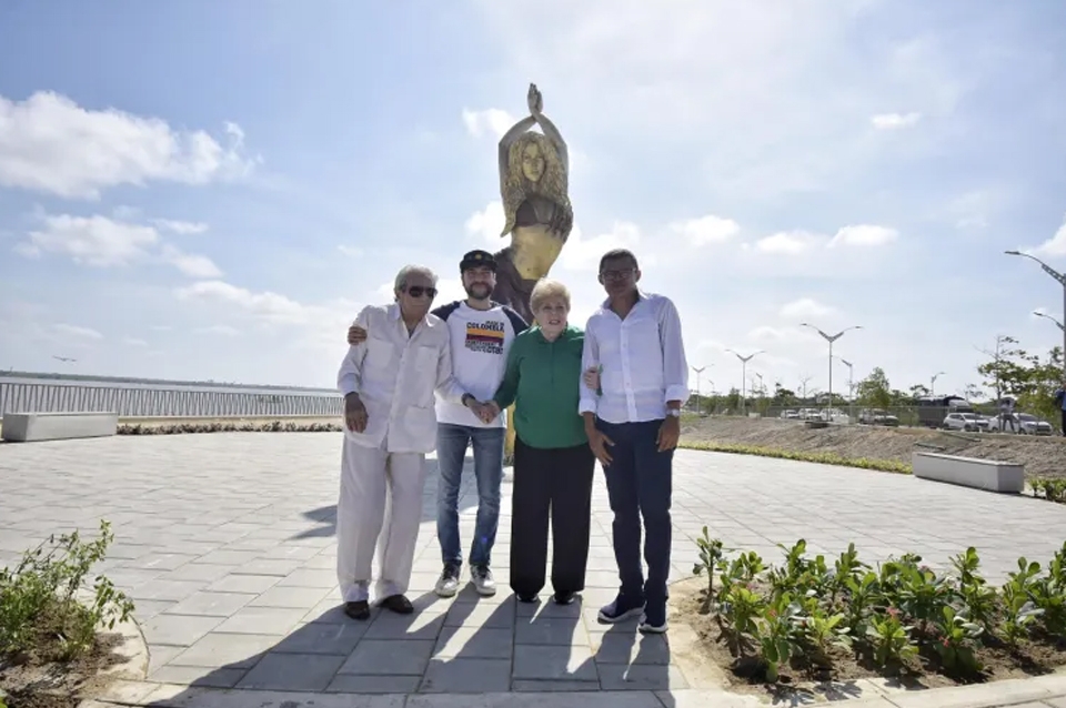 Inauguran escultura de Shakira en Barranquilla