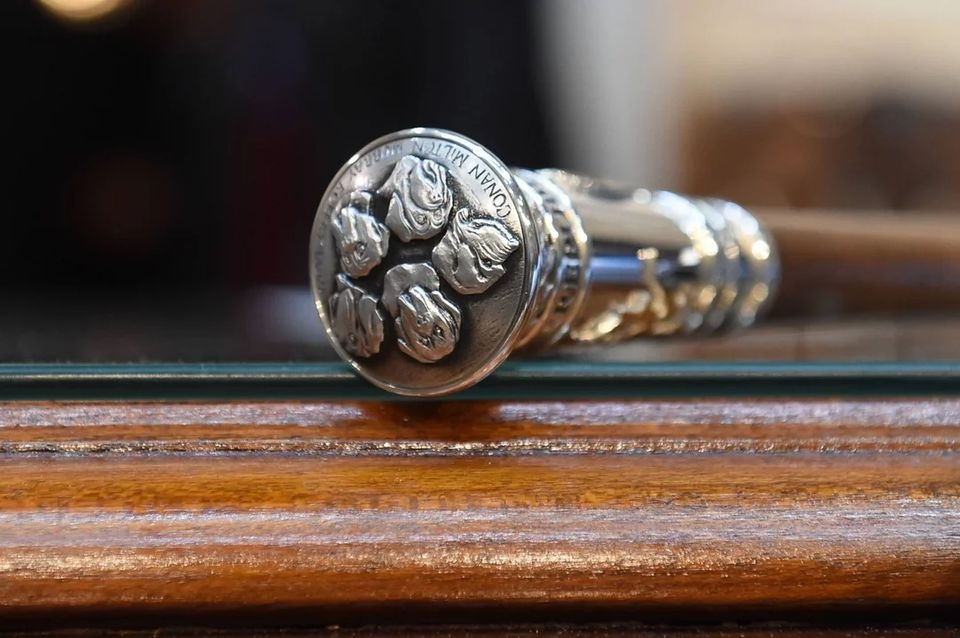 El bastón presidencial de Milei lleva tallados a sus cinco perros