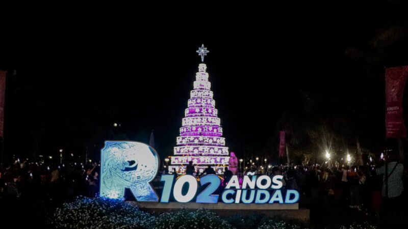 El árbol de navidad ilumina el corazón de la ciudad de Reconquista