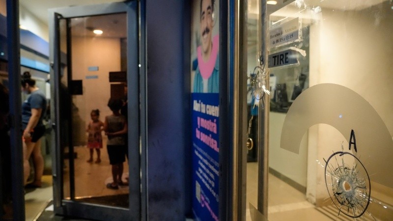 Rosario: Balearon un banco en zona sur: había varias personas en el cajero