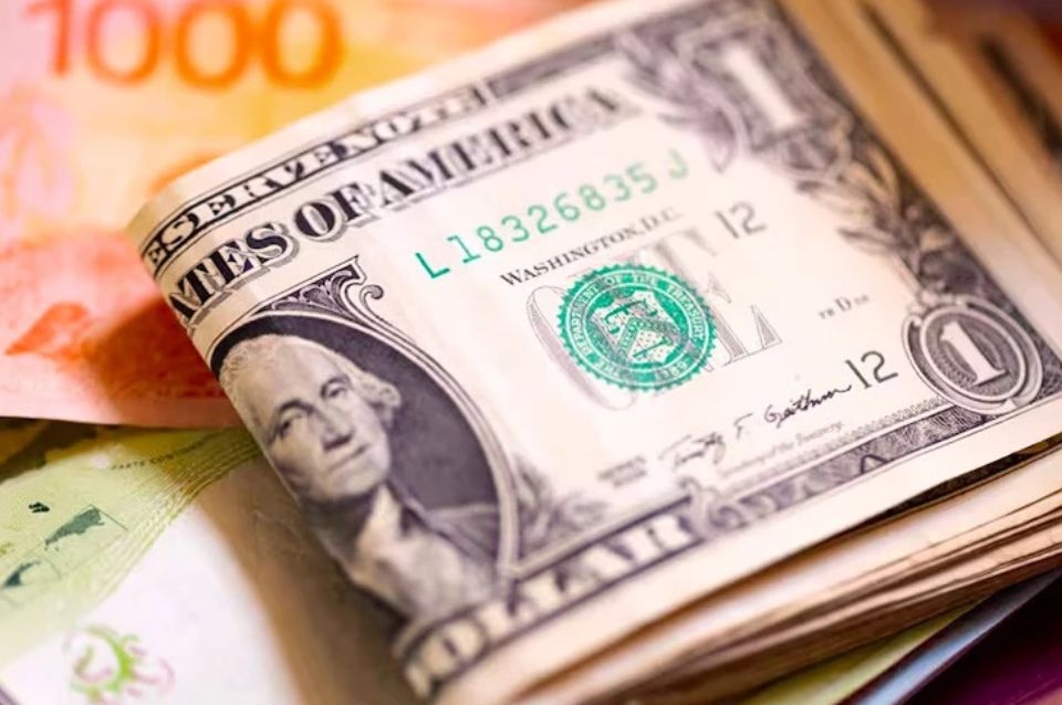 Opera la devaluación del peso, es mayor a la anunciada por el Gobierno