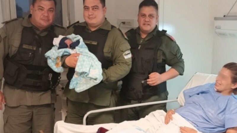 Rosario: gendarmes asistieron a embarazada que rompió bolsa en la calle. Conocé la historia
