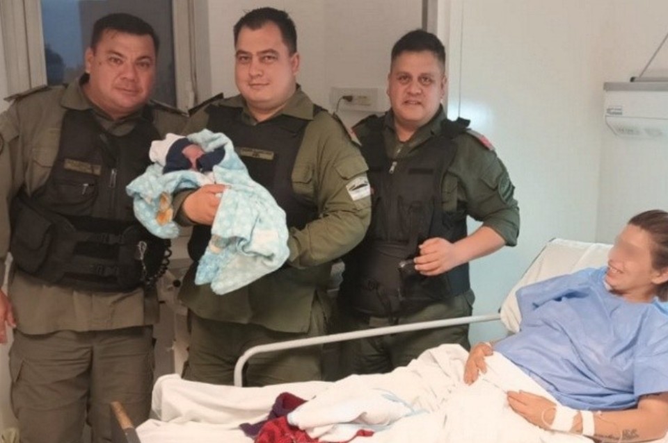 Rosario: gendarmes asistieron a embarazada que rompió bolsa en la calle. Conocé la historia