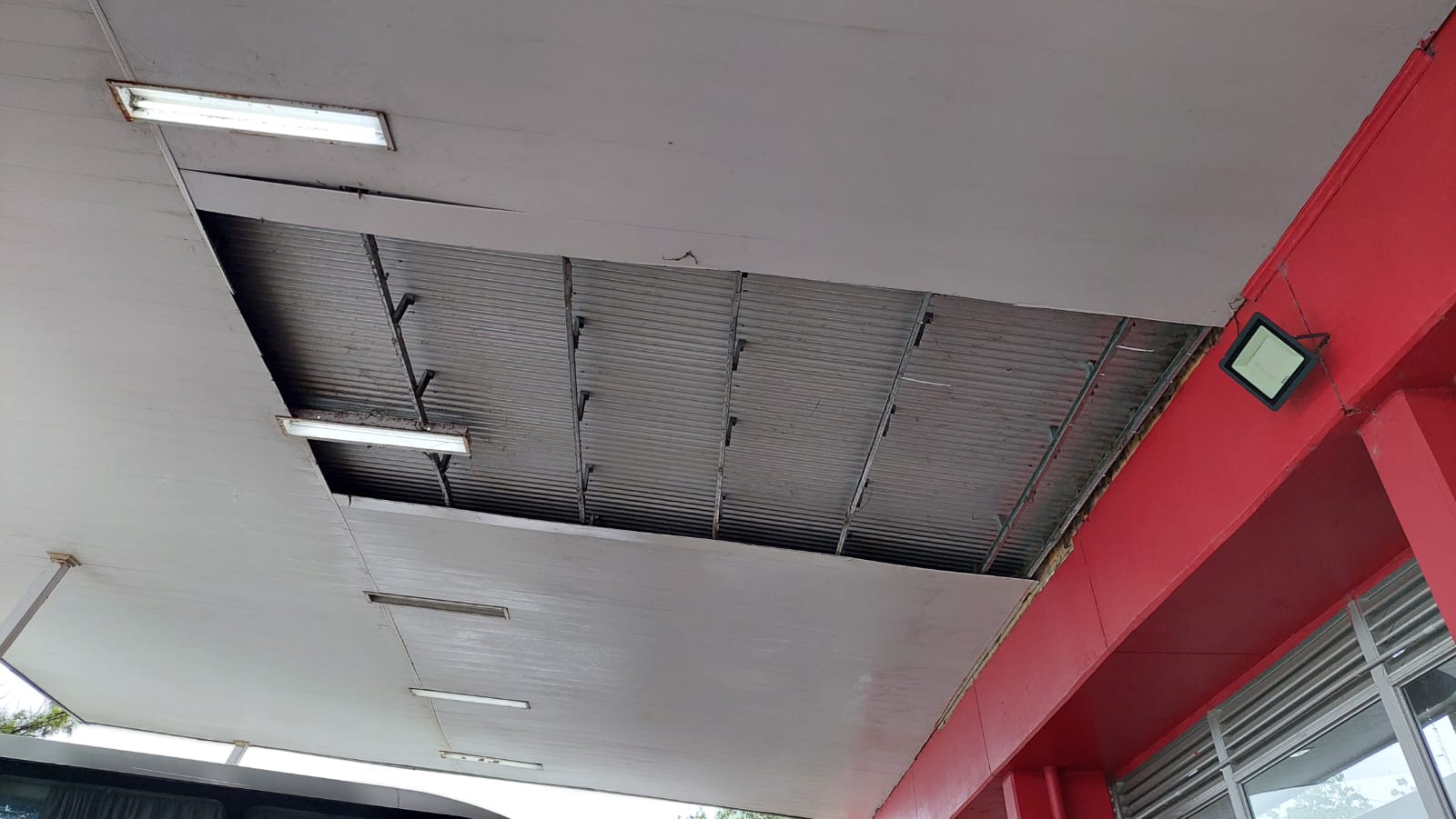 Se desplomó el techo de la terminal de colectivos de Reconquista