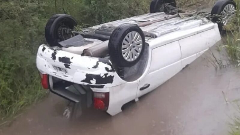 Se despistó un automóvil en el que viajaba una familia de Tartagal