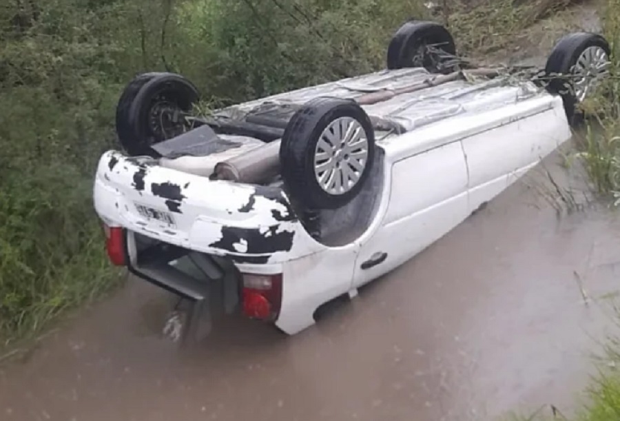 Se despistó un automóvil en el que viajaba una familia de Tartagal