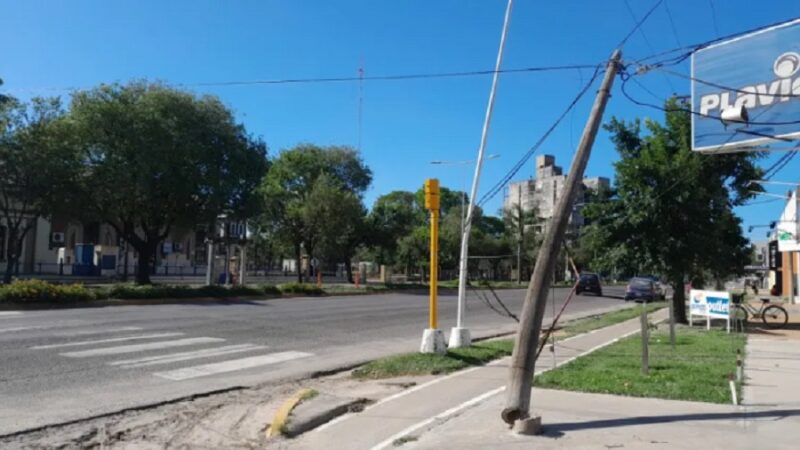 Un camión rompió un semáforo y cortó cables