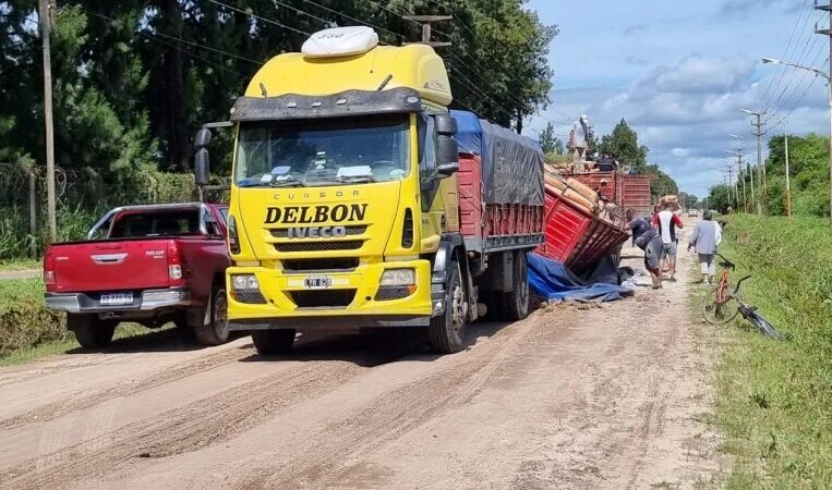 Dos camiones varados al  hundirse el pavimento en Avenida Pietropaolo. Seguí DMH Instagram