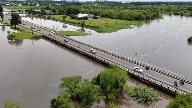Avellaneda: Monitorean la crecida del arroyo El Rey y prohiben estar en el puente