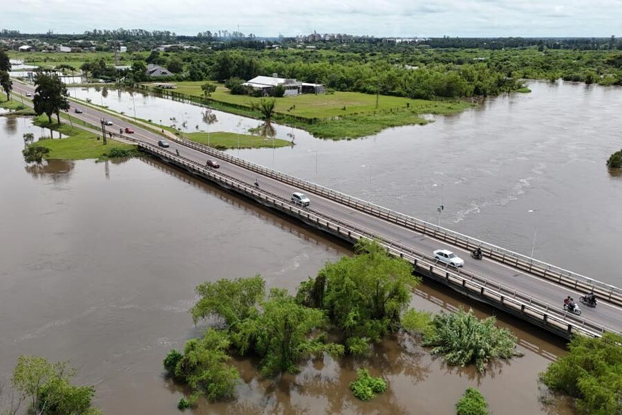Avellaneda: Monitorean la crecida del arroyo El Rey y prohiben estar en el puente