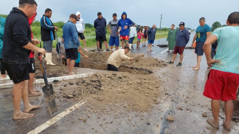 Reconquista: vecinos de barrio Nuevo rompen el pavimento de la ruta 40