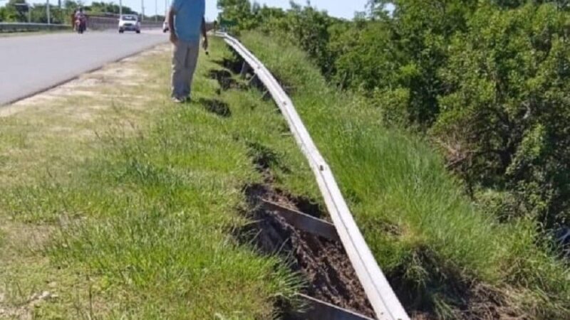 El agua socavó un tramo de Ruta A 009 llegando a Puerto Reconquista ¿Cúal es la solución?