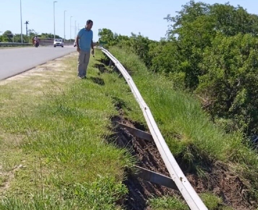El agua socavó un tramo de Ruta A 009 llegando a Puerto Reconquista ¿Cúal es la solución?