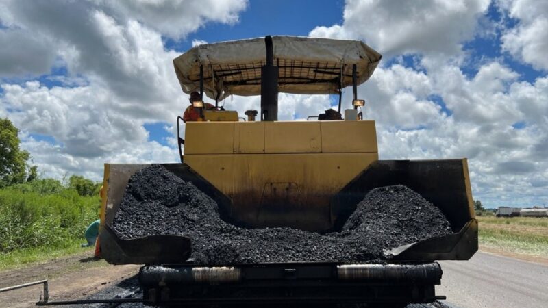 El Gobierno activa la reparación de rutas provinciales con 50 mil toneladas de asfalto