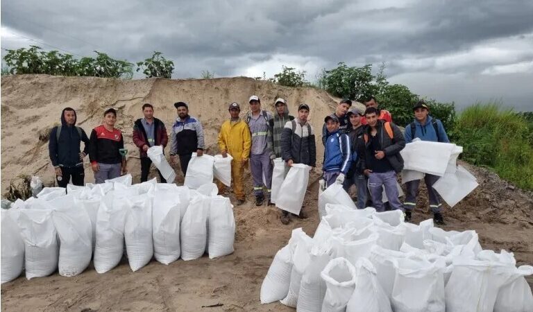 Reconquista: voluntarios ponen bolsas de arena en el acceso norte. Mirá el video