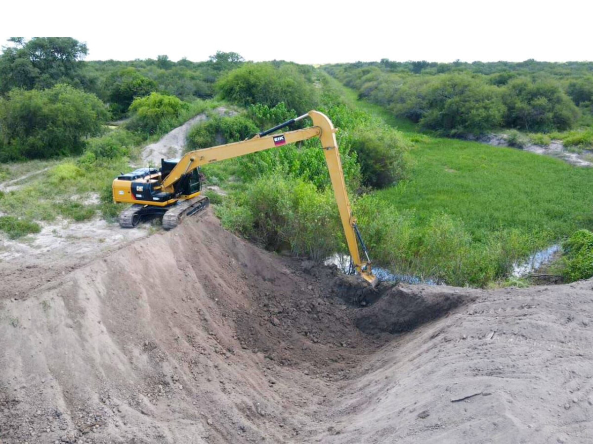 Con policias, cierran canales clandestinos que inundan campos