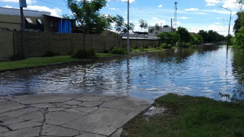 VIDEO | Clausuraron el camino Héroes de Malvinas por el desborde del Arroyo El Rey