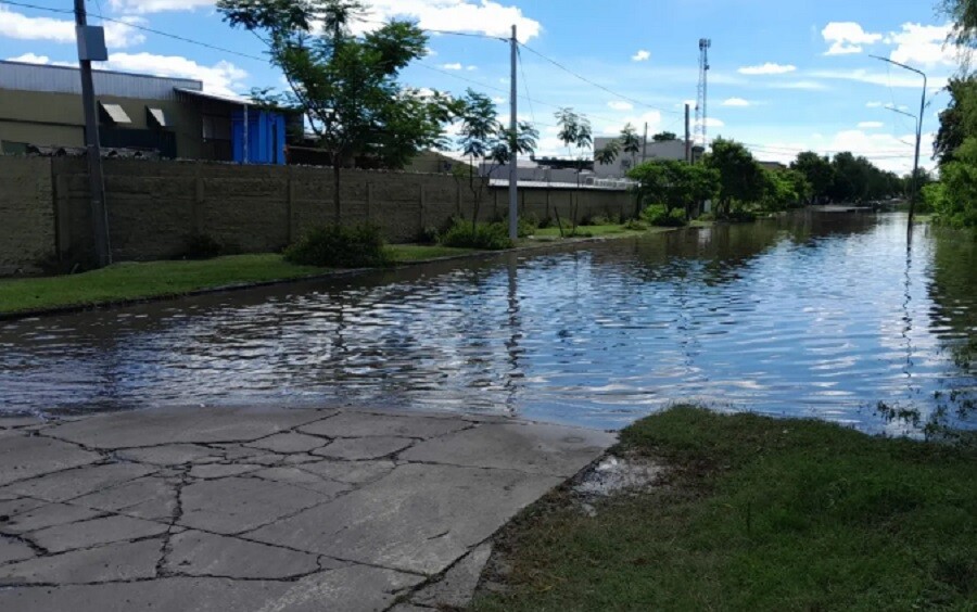 VIDEO | Clausuraron el camino Héroes de Malvinas por el desborde del Arroyo El Rey