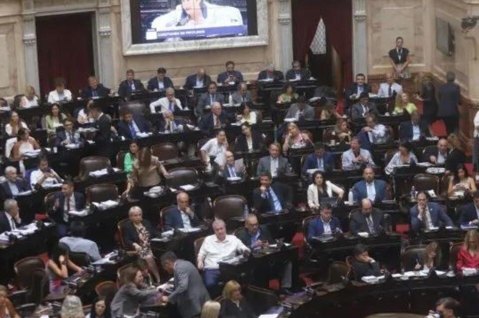 Aprueban en general ley ómnibus y el debate pasó a cuarto intermedio