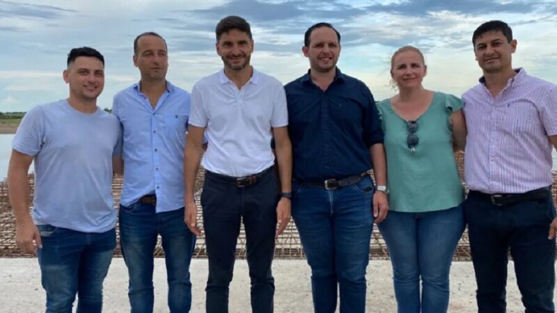 Pullaro junto al intendente Marega en el puente sobre el Paraná Miní