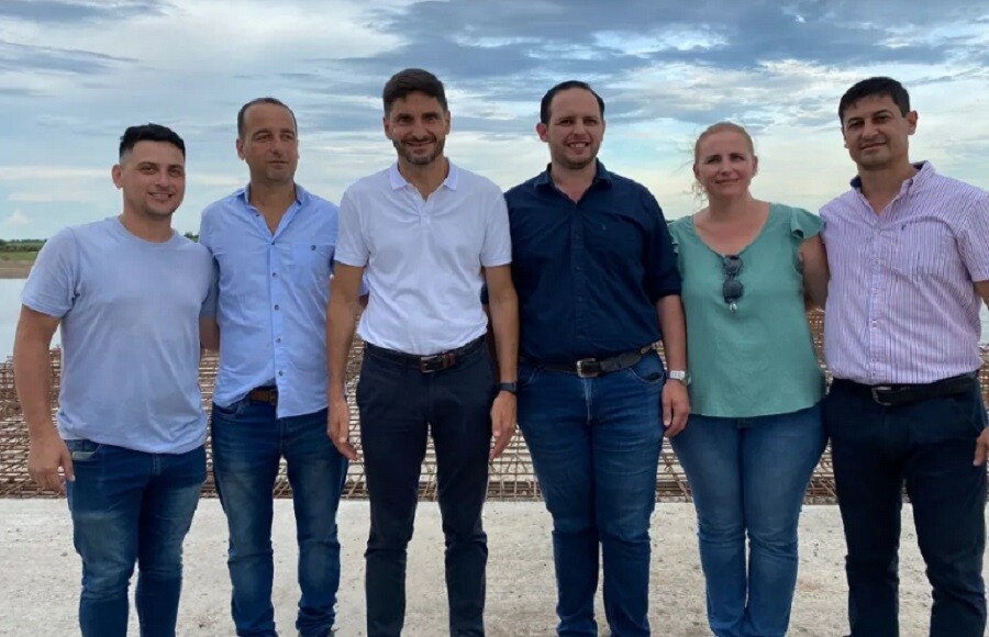 Pullaro junto al intendente Marega en el puente sobre el Paraná Miní