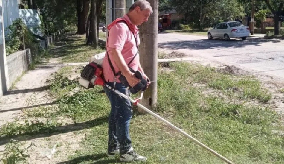 Vera: un concejal salió a cortar el pasto ¿Cúal es el motivo?