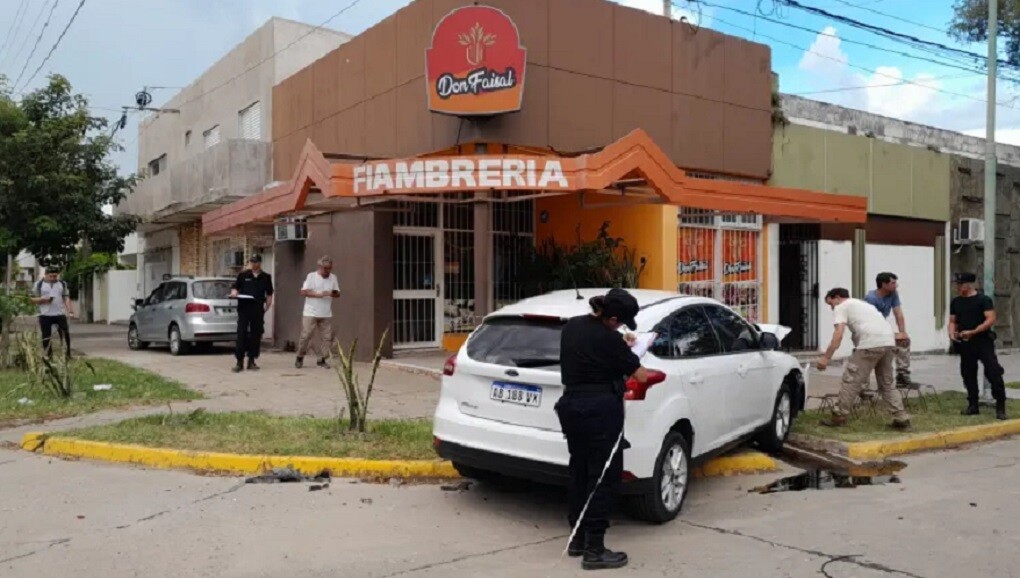 Reconquista: dos autos chocaron en la esquina de Bolívar y Rivadavia ¿Cuál fue el motivo?