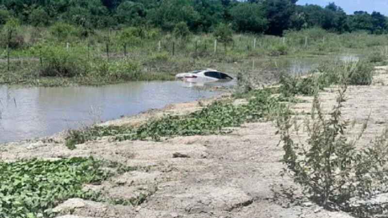 Docente despistó y cayó al agua con su automóvil en RP 31