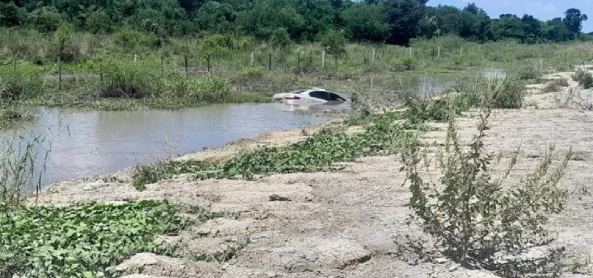 Docente despistó y cayó al agua con su automóvil en RP 31