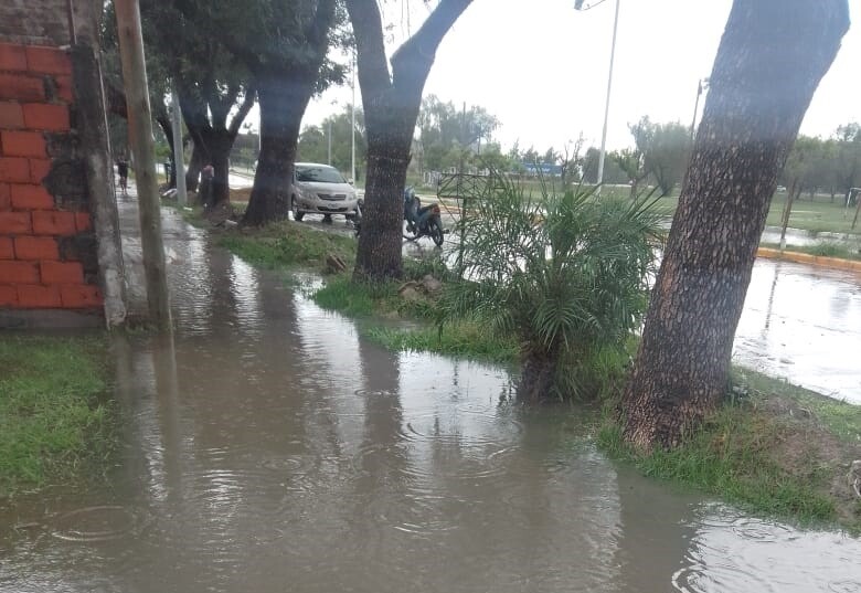 Vecinos de Bv. Independencia reclaman desagües: «nos inundamos cada vez que llueve»