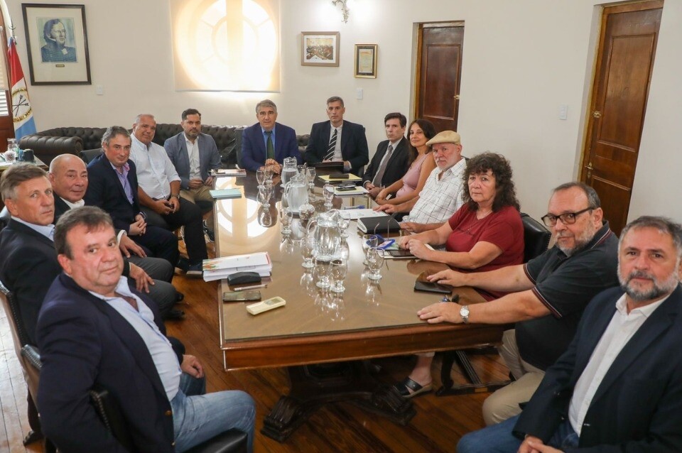 Paritarias: el Gobierno se reúne con los gremios docentes y estatales
