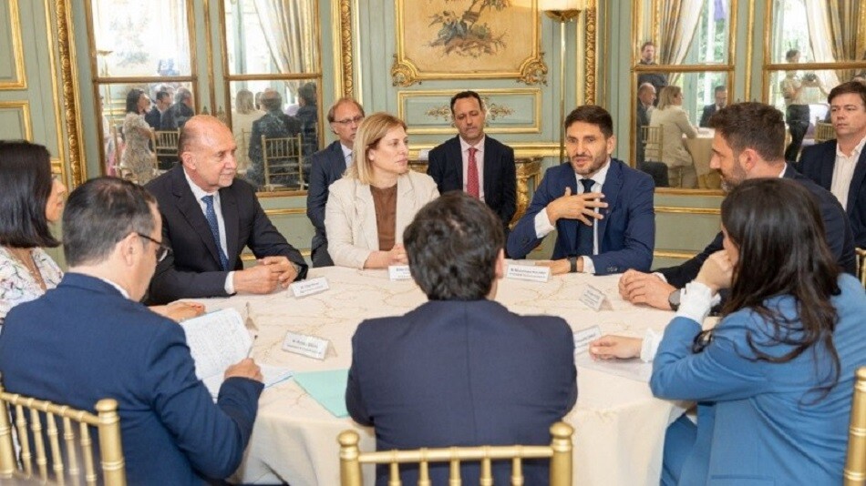 Perotti acompañó a Pullaro en la firma de un convenio con Francia