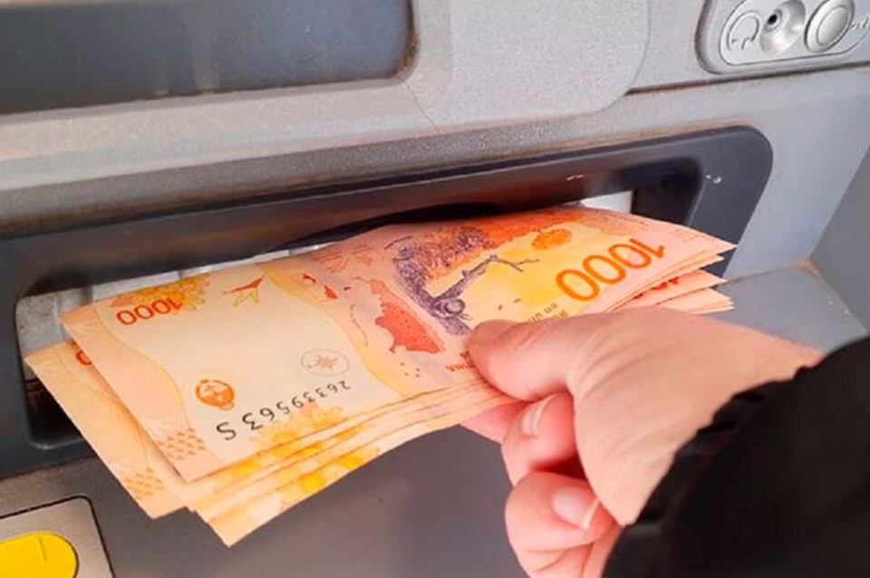 El salario formal cayó por cuarto mes consecutivo en abril