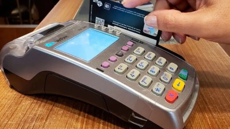 Los comercios deberán poner los posnet a disposición de los clientes