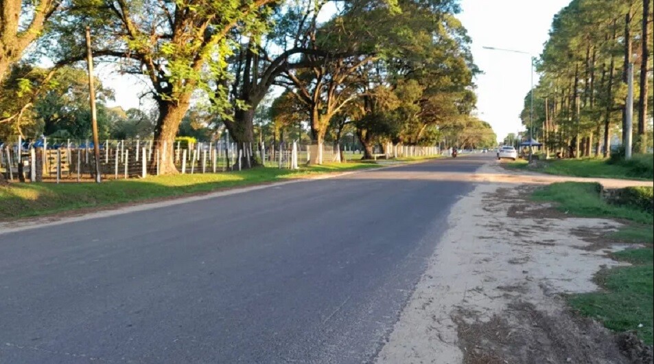 Un camión enganchó y arrastró cables del tendido eléctrico en Avenida Fray Rossi