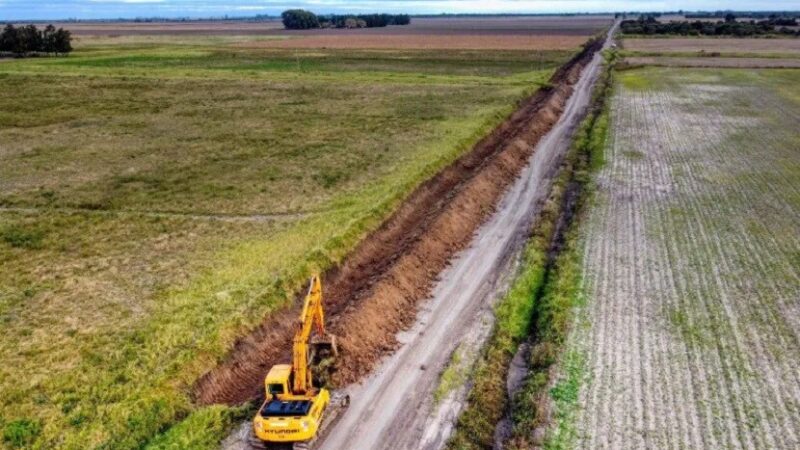 Romang trabaja en los desagües, caminos y rutas en Costa del Toba